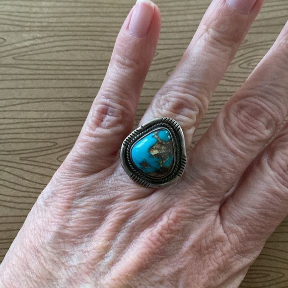 Gorgeous vintage turquoise ring. Size 6. - Picture 6 of 10